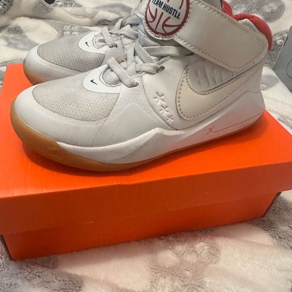 Kids Nike team hustle D9 size 12 great condition - Picture 3 of 9